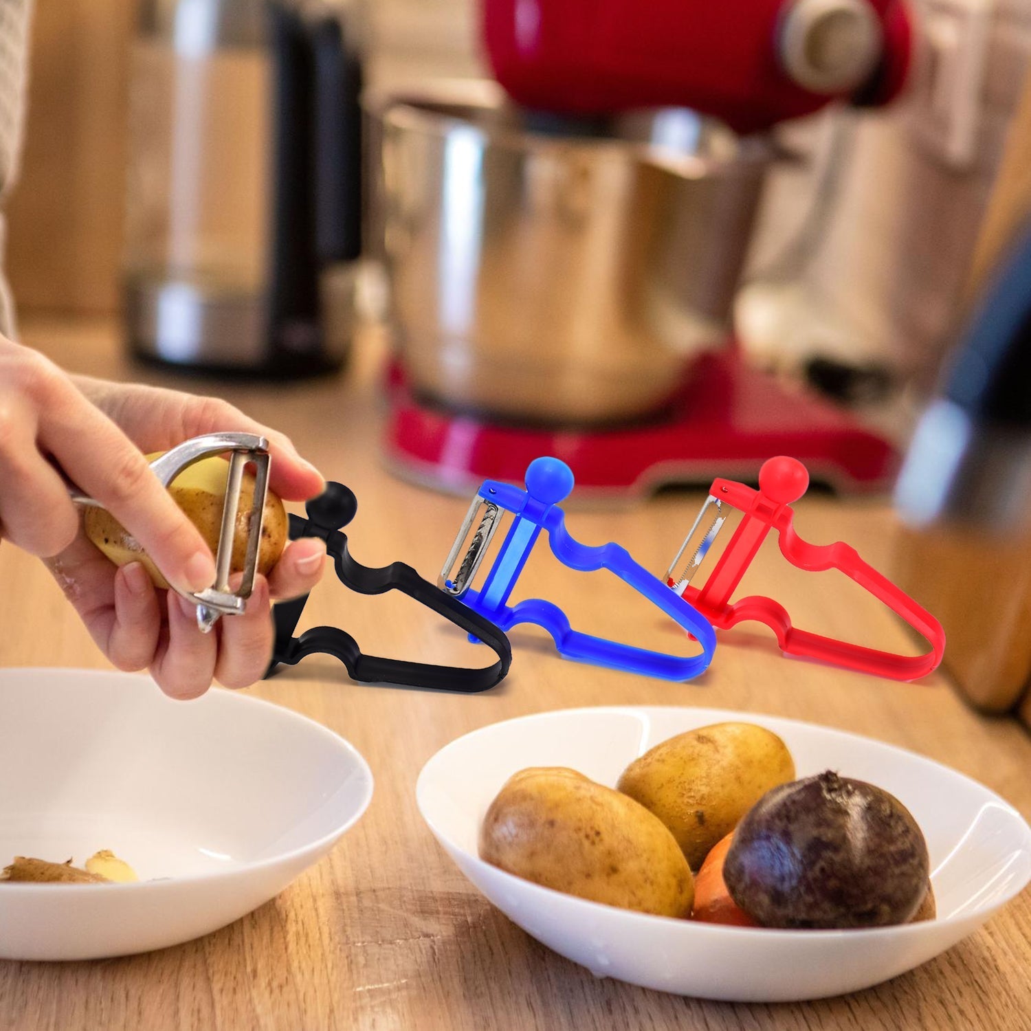 Ergonomic vegetable peeler set designed for comfort and ease. Ergonomic vegetable peeler set designed for comfort and ease.